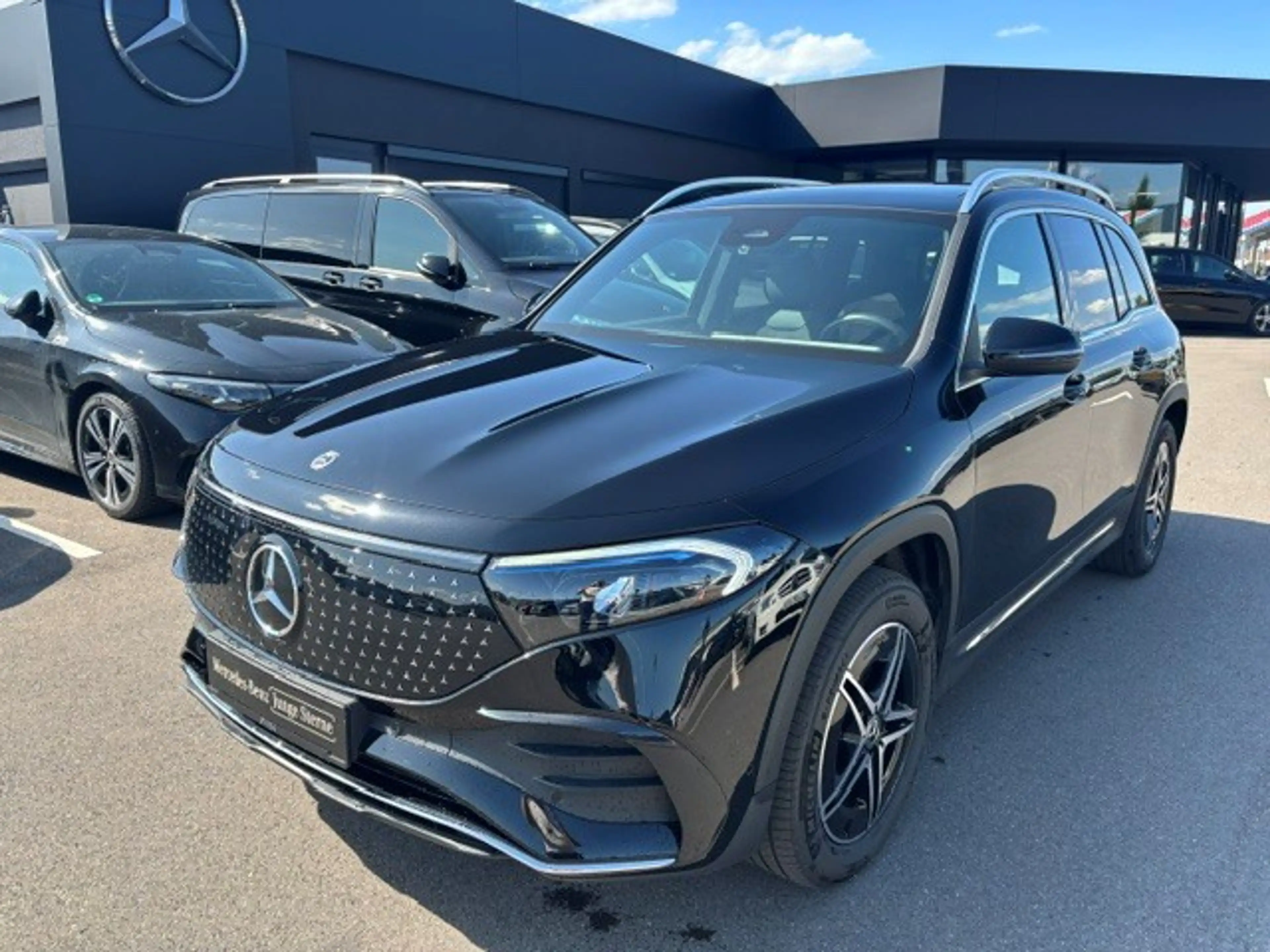Mercedes-Benz EQB 300 4M AMG Sport Distr Pano W-Paket Kamera — photo 2