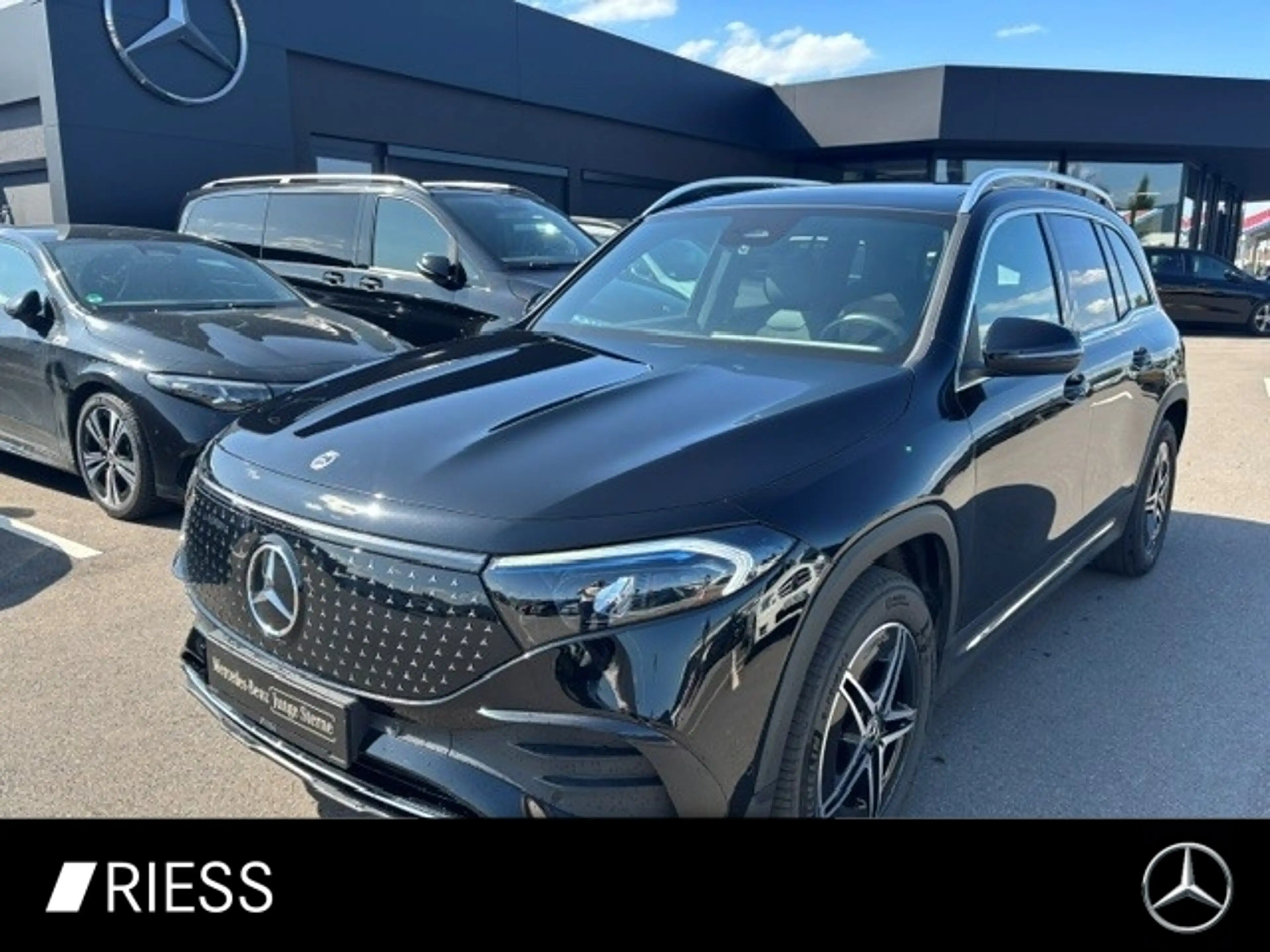 Mercedes-Benz EQB 300 4M AMG Sport Distr Pano W-Paket Kamera