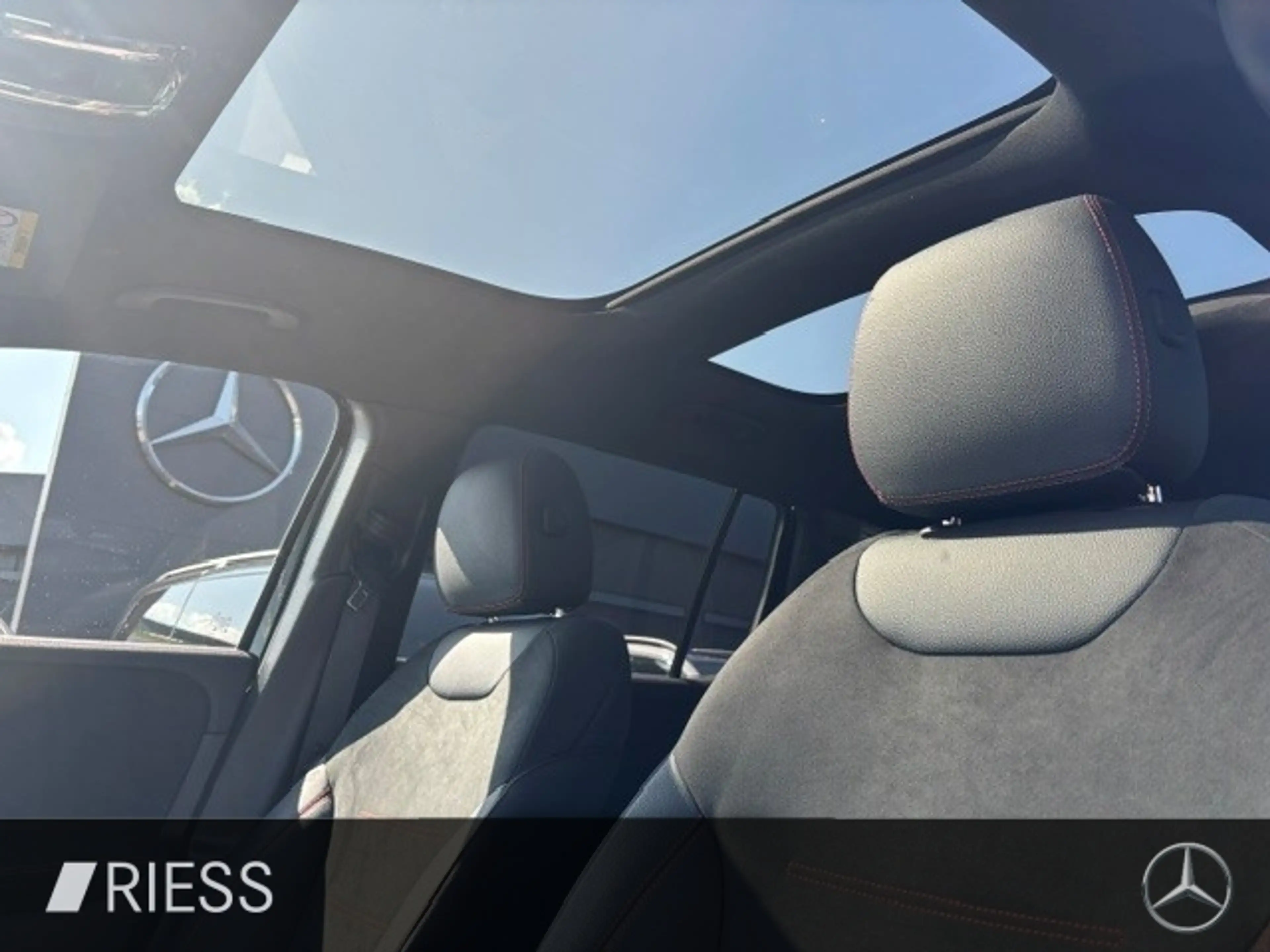 Mercedes-Benz EQB 300 4M AMG Sport Distr Pano W-Paket Kamera — photo 14