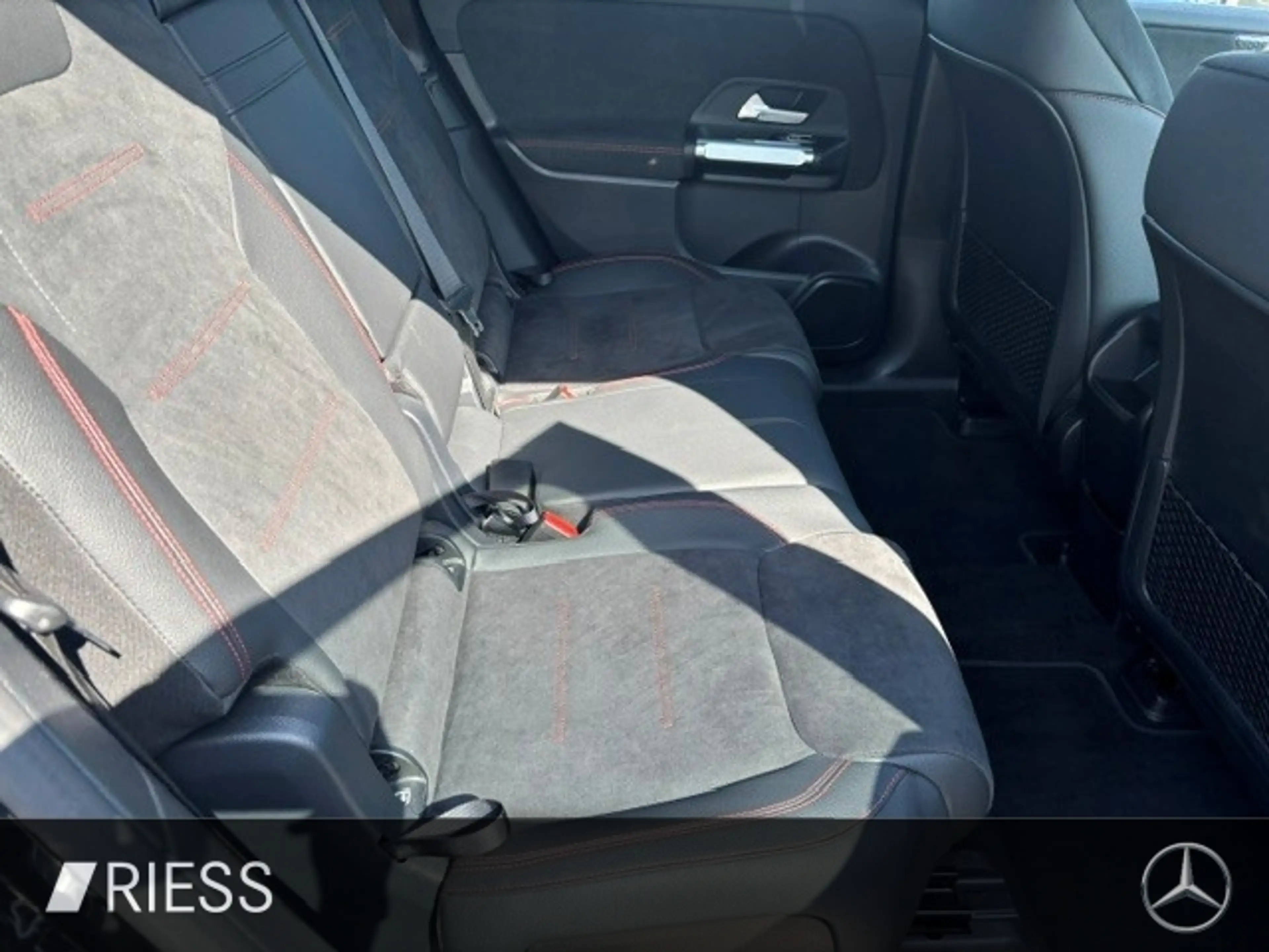Mercedes-Benz EQB 300 4M AMG Sport Distr Pano W-Paket Kamera — photo 11