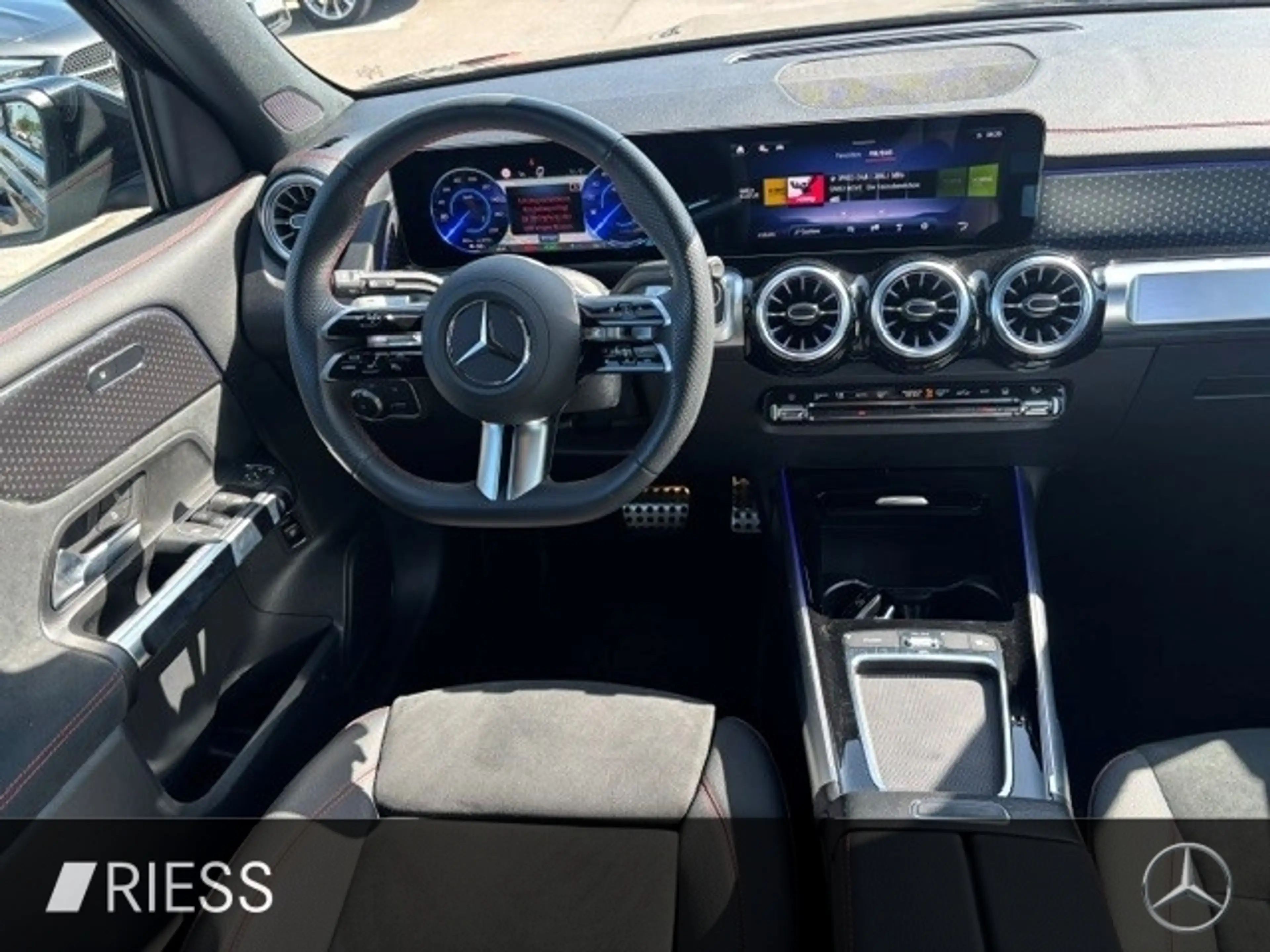 Mercedes-Benz EQB 300 4M AMG Sport Distr Pano W-Paket Kamera — photo 12