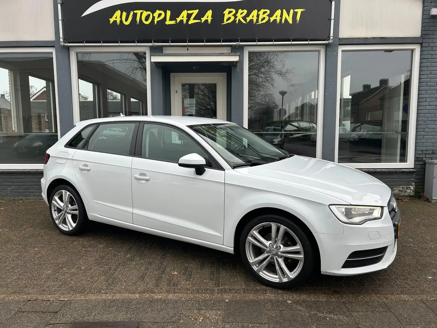 Audi A3 Sportback 1.2 TFSI / CLIMAT / XENON / NAVI VOORB/ Weiß - 2