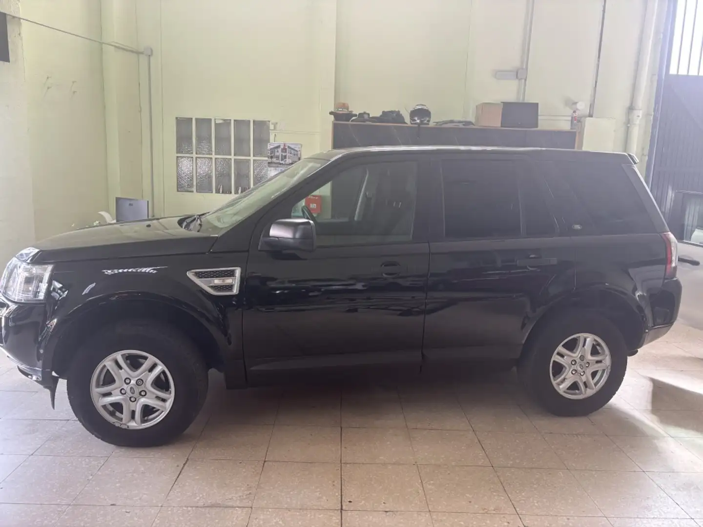 Land Rover Freelander 2.2TD4 S&S HSE 4x4 Noir - 2