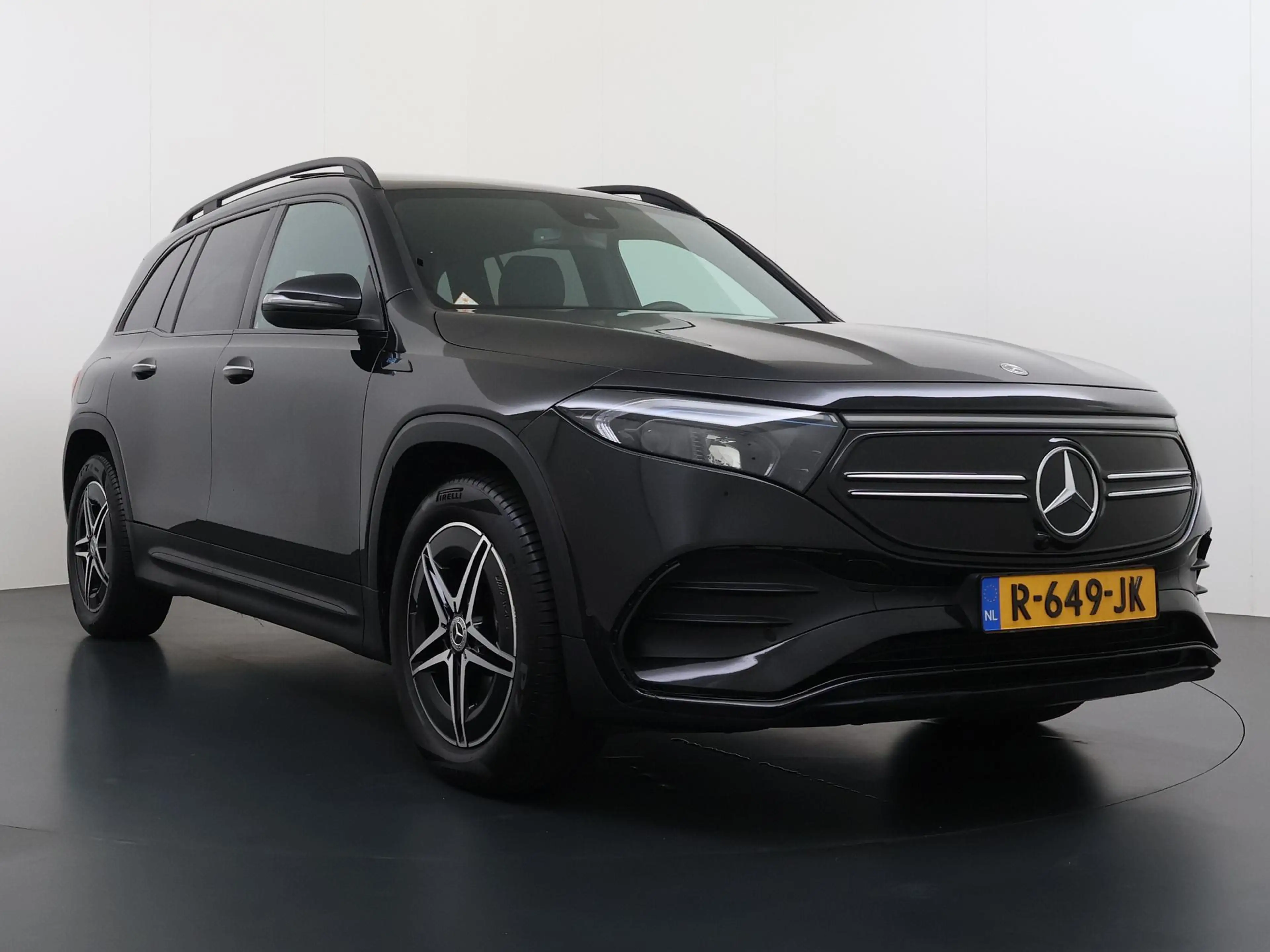 Mercedes-Benz EQB 250 AMG Line 67 kWh AMG Styling Panoramadak — photo 4