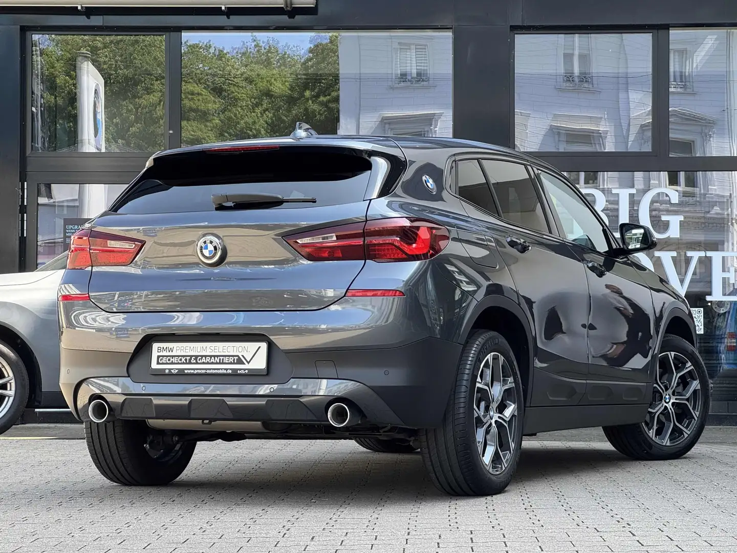 BMW X2 sDrive18d LED Aut. PA PDC AHK HiFi DAB 18"LM Gris - 2