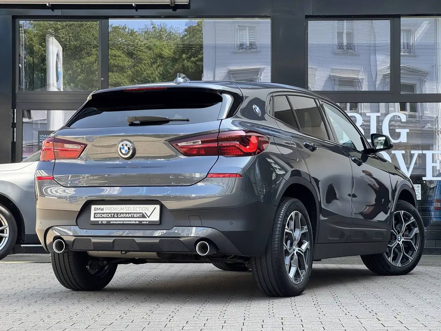 BMW X2 sDrive18d LED Aut. PA PDC AHK HiFi DAB 18"LM Grau - 2