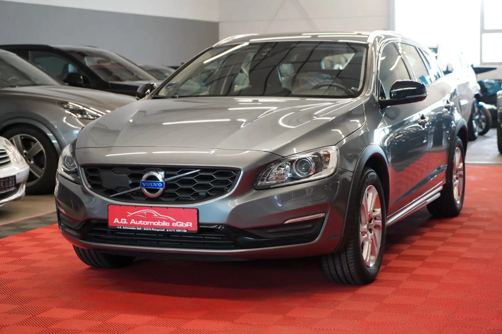 Volvo V60 D3 Aut. Cross Country Momentum *2.Hand* Šedá - 1