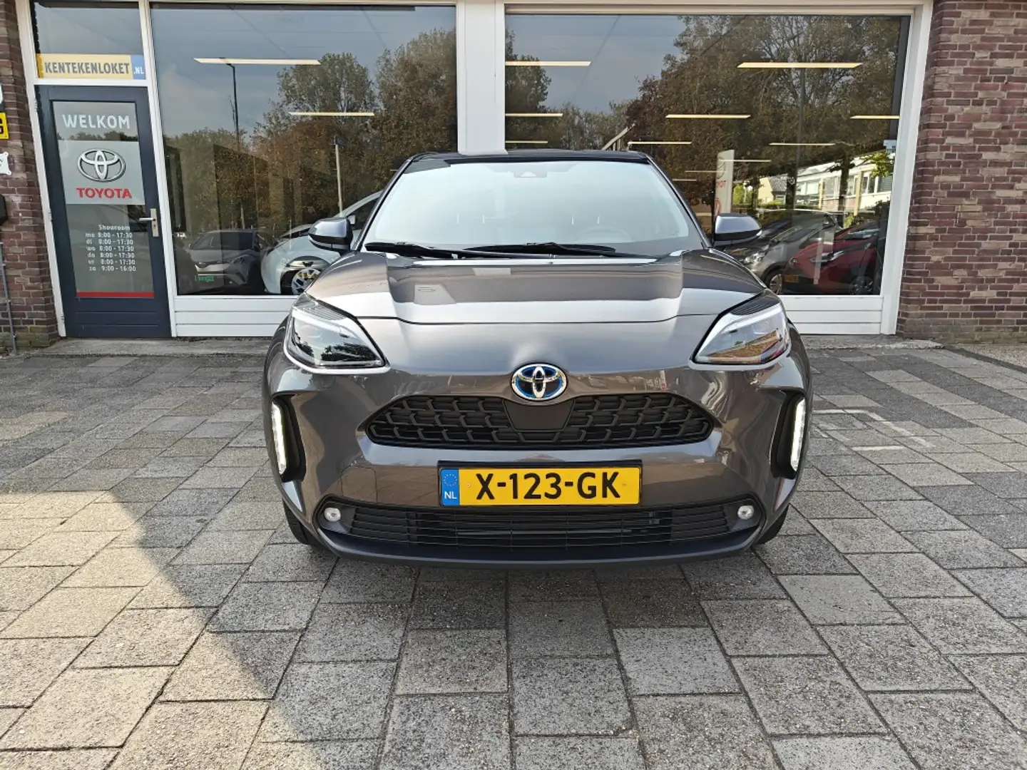 Toyota Yaris Cross 1.5 Hybrid Business Plus Grijs - 2