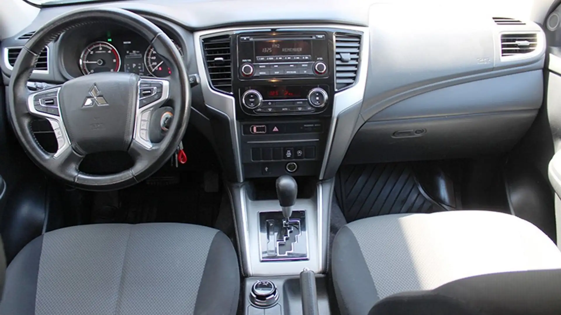 Mitsubishi L200 L200 d.cab 2.3d Intense 4wd 150cv auto Blanco - 2