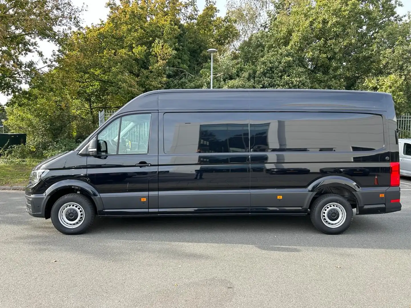 Volkswagen Crafter GP L4H3 2.0 TDI 140pk 3.5T /Direct leverbaar /BPM- Zwart - 2