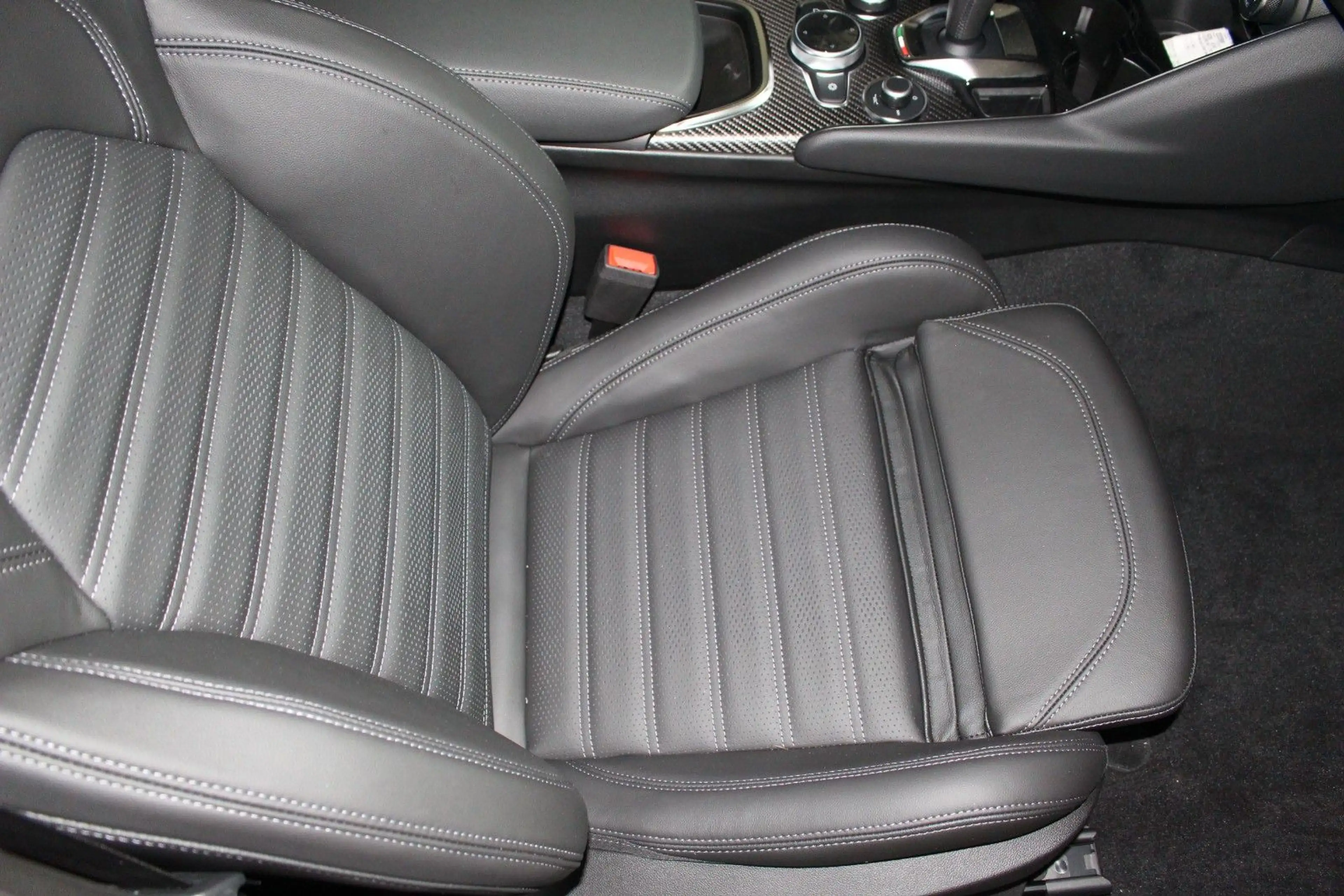 Alfa Romeo Giulia Quadrifoglio 2,9 V6 Akrapovic — photo 14