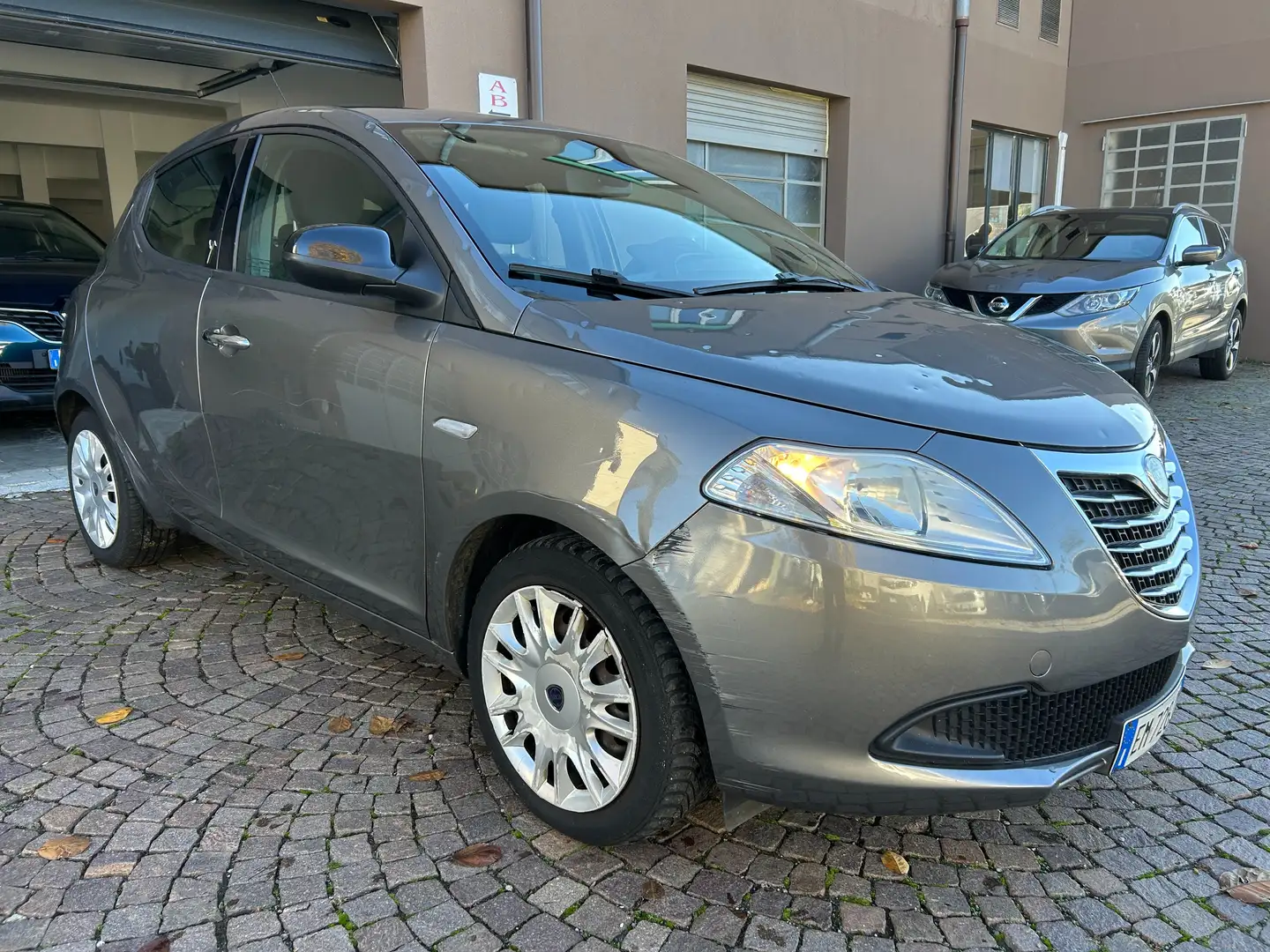 Lancia Ypsilon Ypsilon III 2012 1.2 8v Gold s Grijs - 2