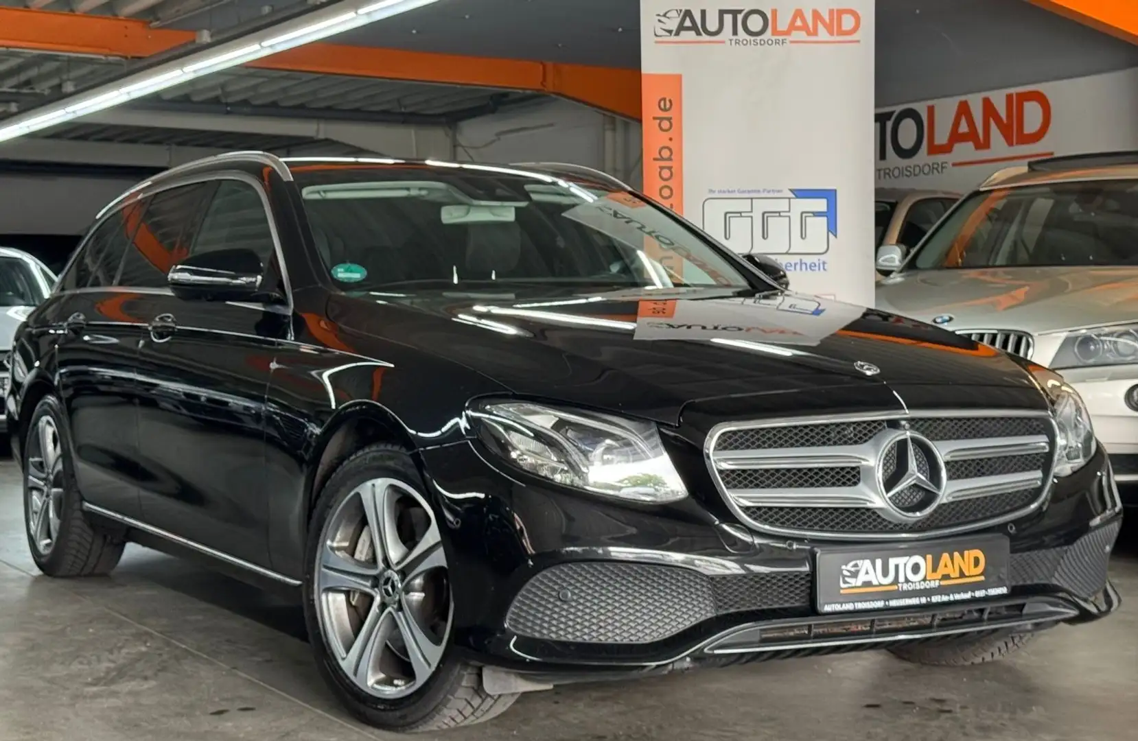 Mercedes-Benz E 400 4Matic*WIDE*LUFTFED.*PANO*LED*NAVI*360°KAM Schwarz - 1