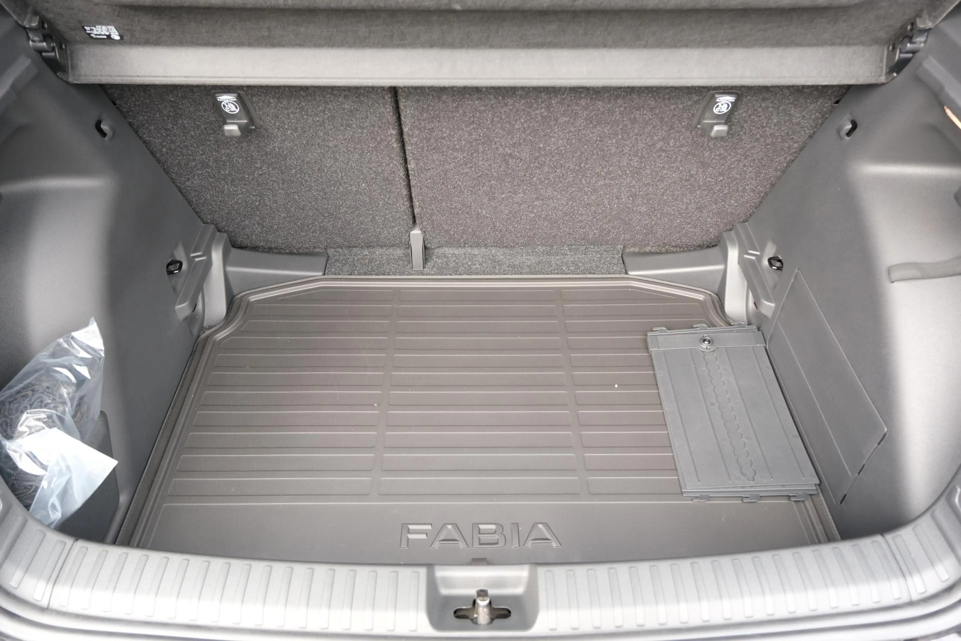 Skoda Fabia Selection 1.0 TSI LED Kamera App-Navi PDC v+h W... — photo 8