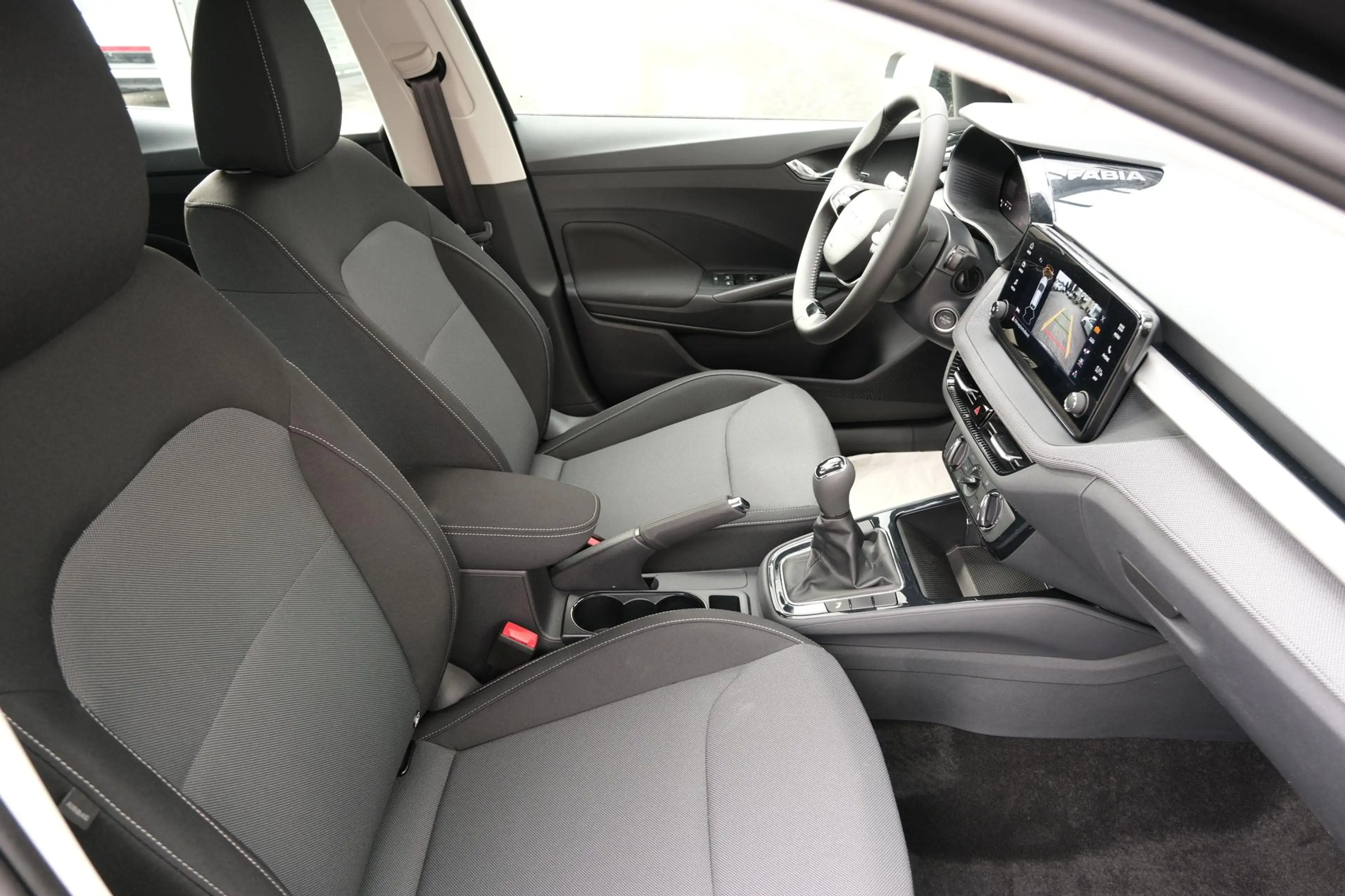 Skoda Fabia Selection 1.0 TSI LED Kamera App-Navi PDC v+h W... — photo 7