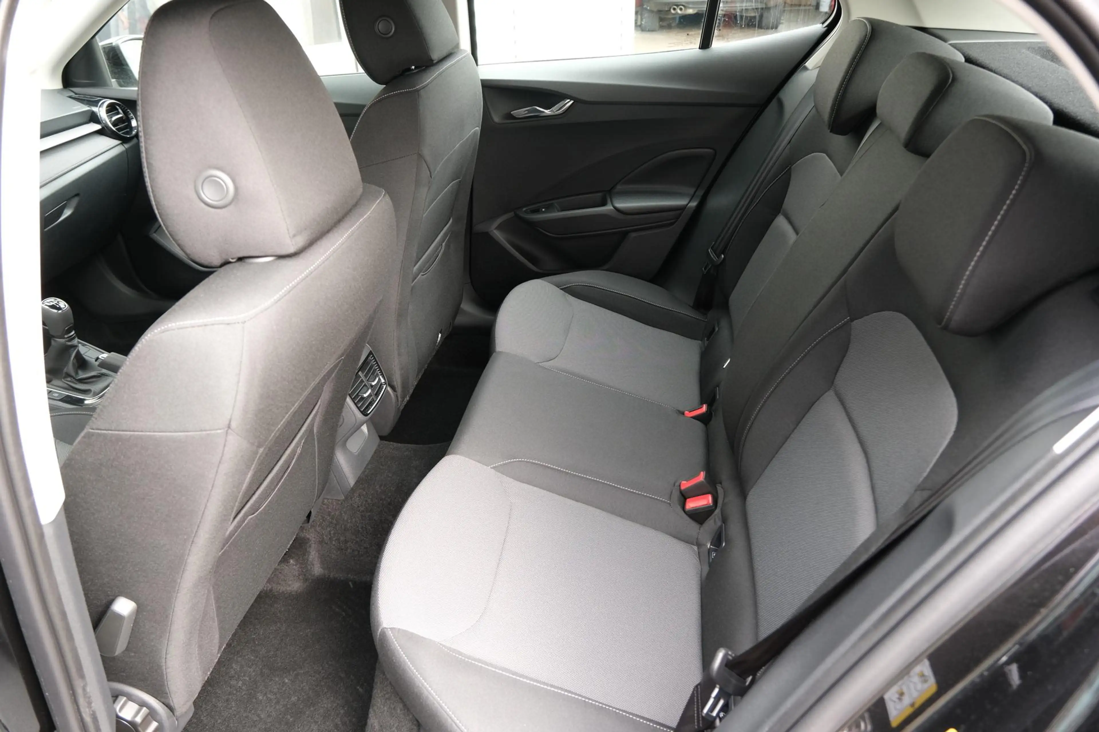 Skoda Fabia Selection 1.0 TSI LED Kamera App-Navi PDC v+h W... — photo 9