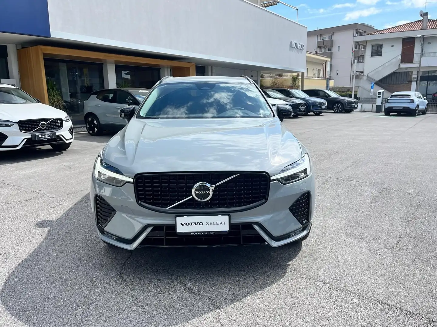 Volvo XC60 B4 automatico Plus Dark Grigio - 2
