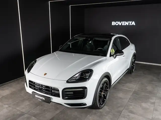 Porsche Cayenne view 3