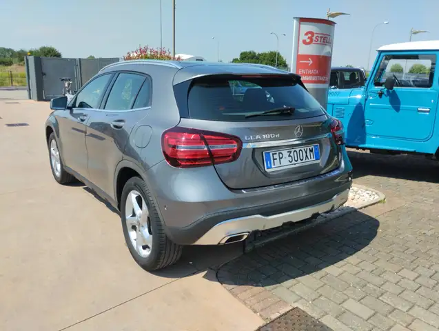 Mercedes-Benz Gla view 3