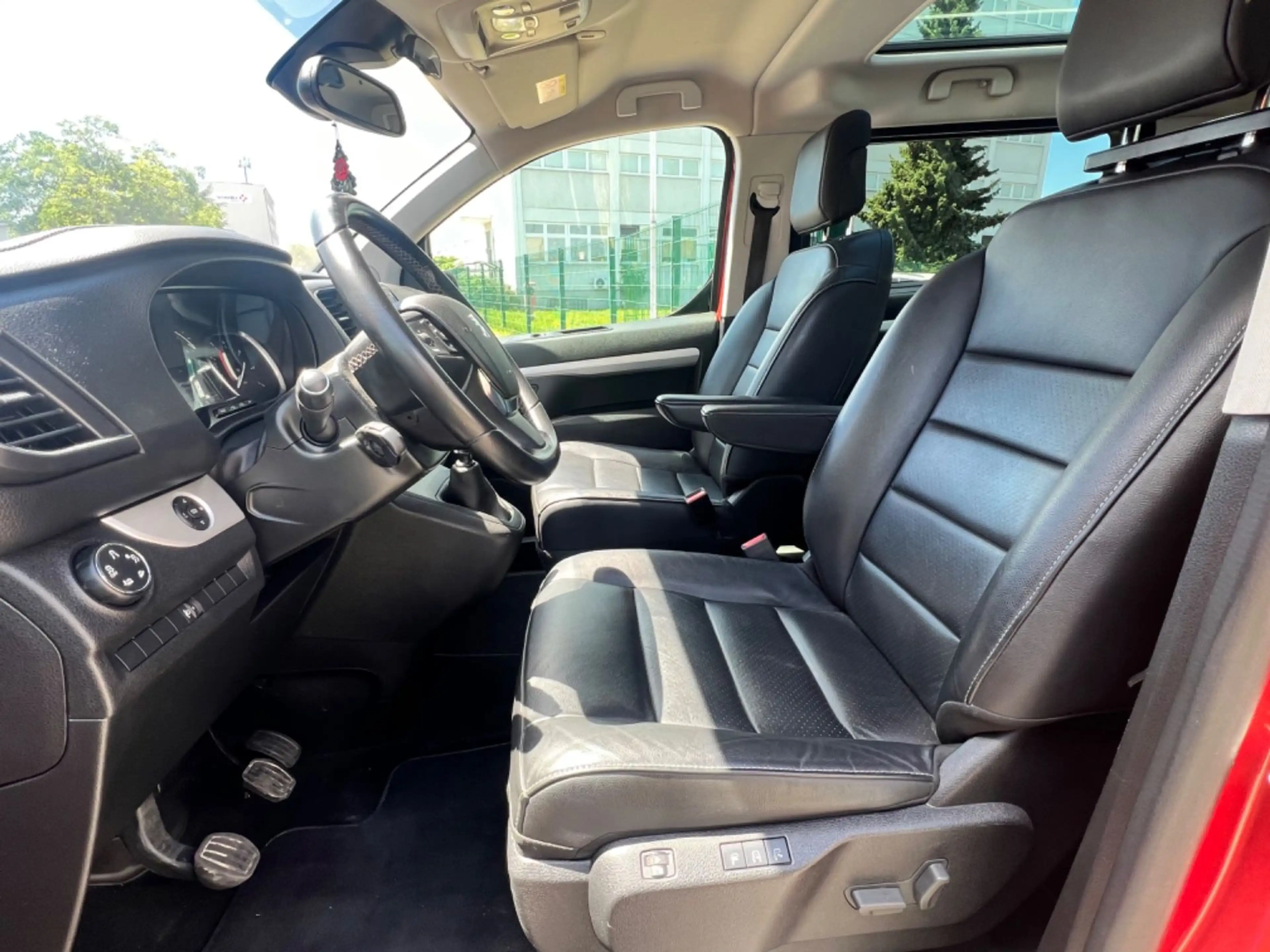 Peugeot Traveller Allure L2 / VOLLAUSSTATTUNG — photo 11