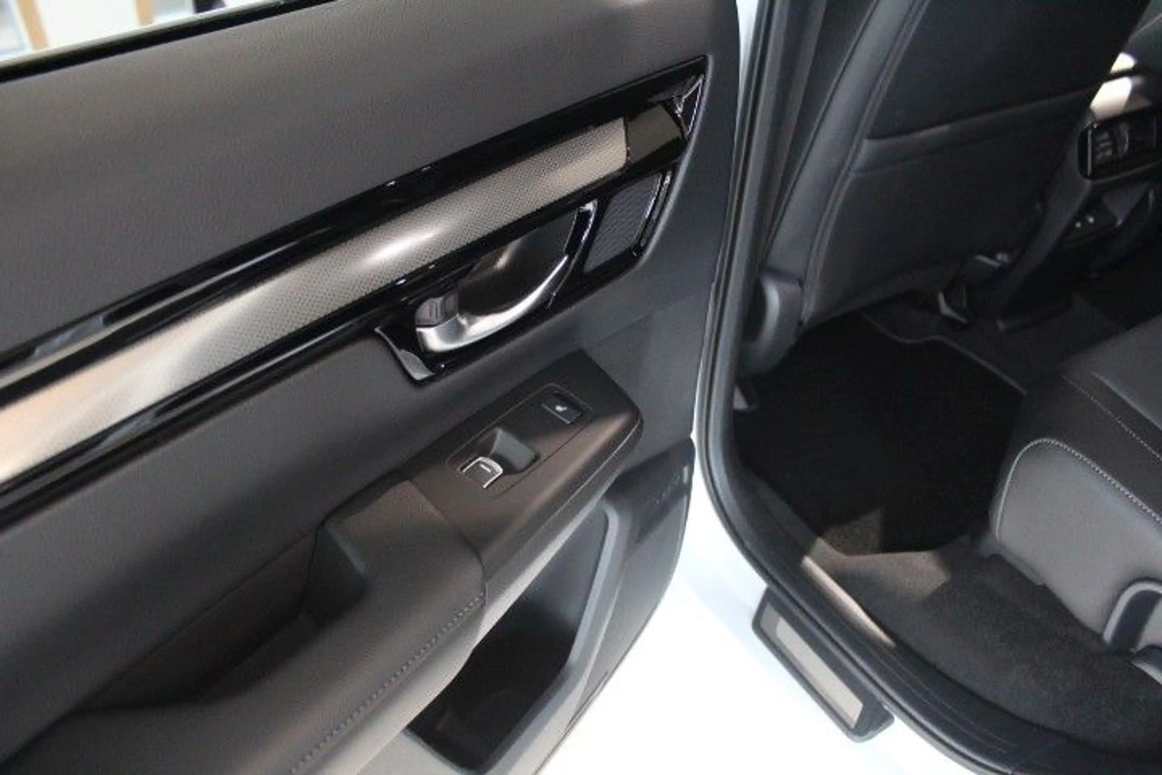 Honda CR-V e:PHEV Advance Tech 2WD AHK Illumination — photo 14