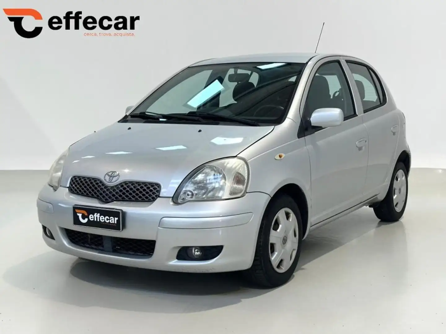 Toyota Yaris 1.3 VVT-i 5 P Silber - 1
