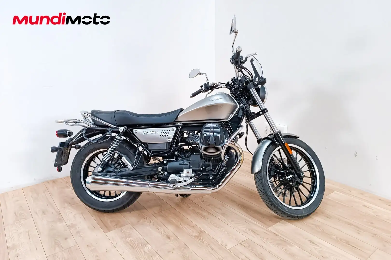Moto Guzzi V 9 - 1