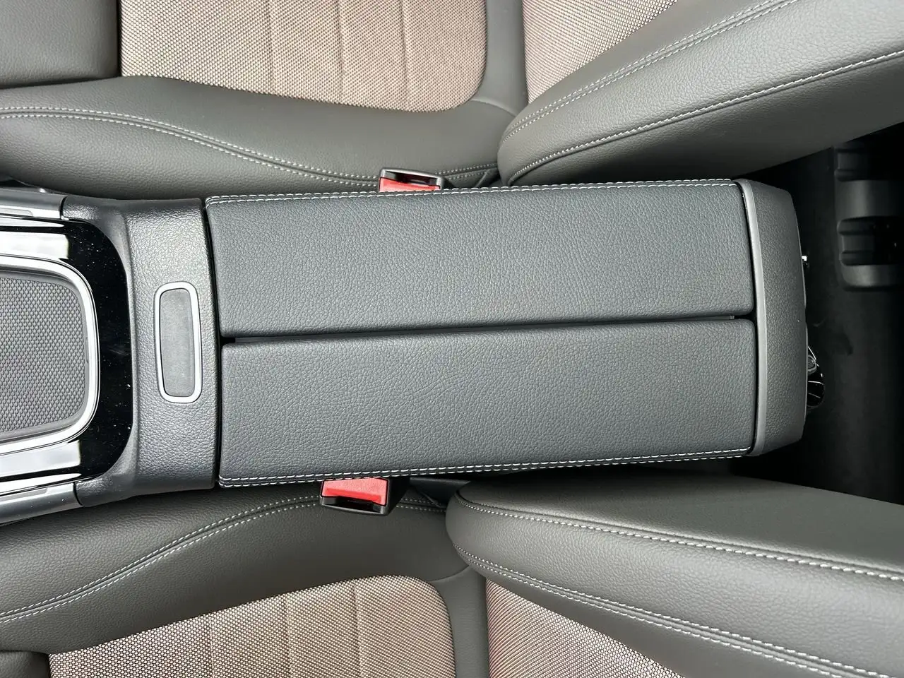 Mercedes-Benz EQB снимка Mercedes-Benz EQB