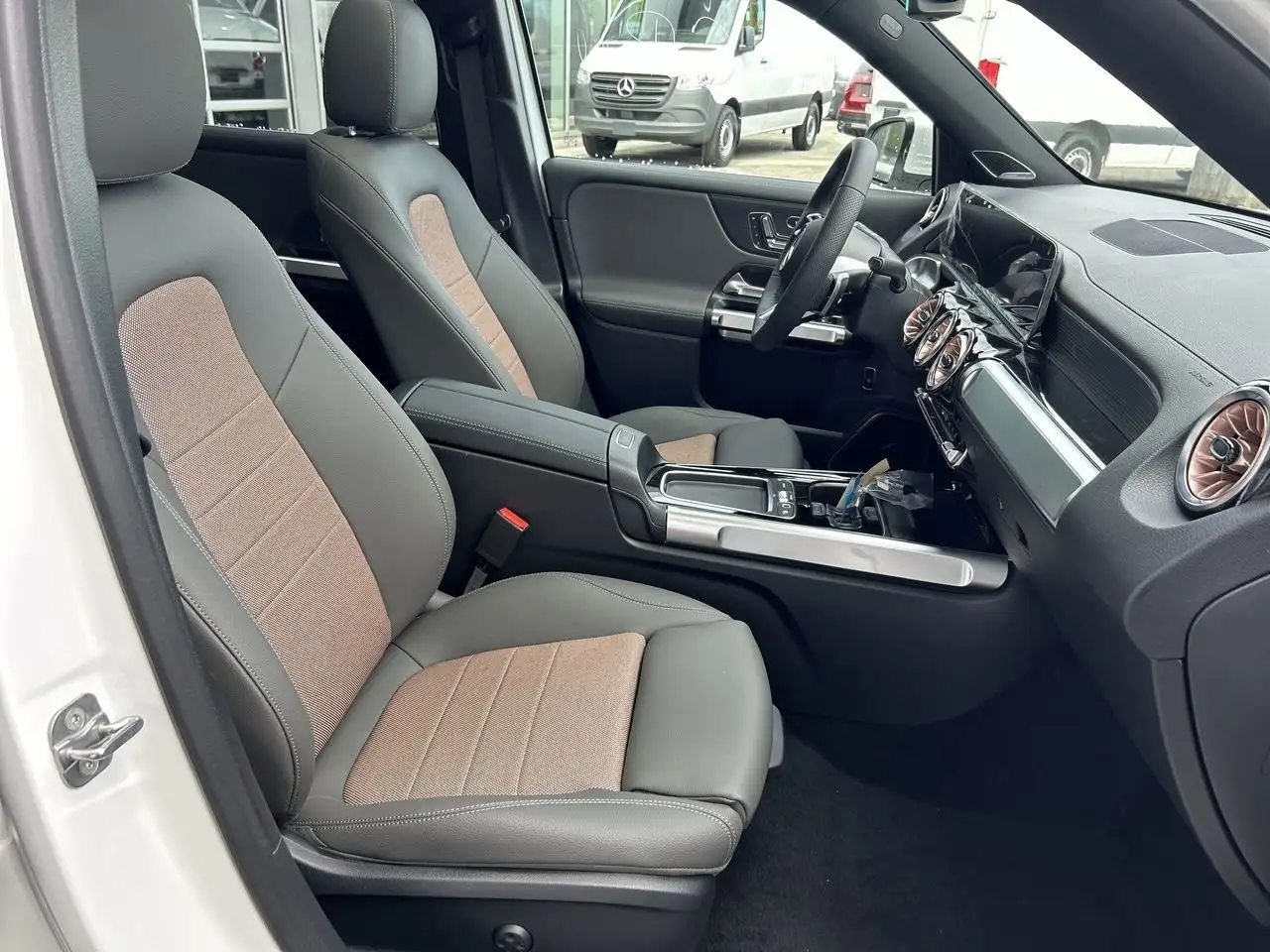 Mercedes-Benz EQB снимка Mercedes-Benz EQB