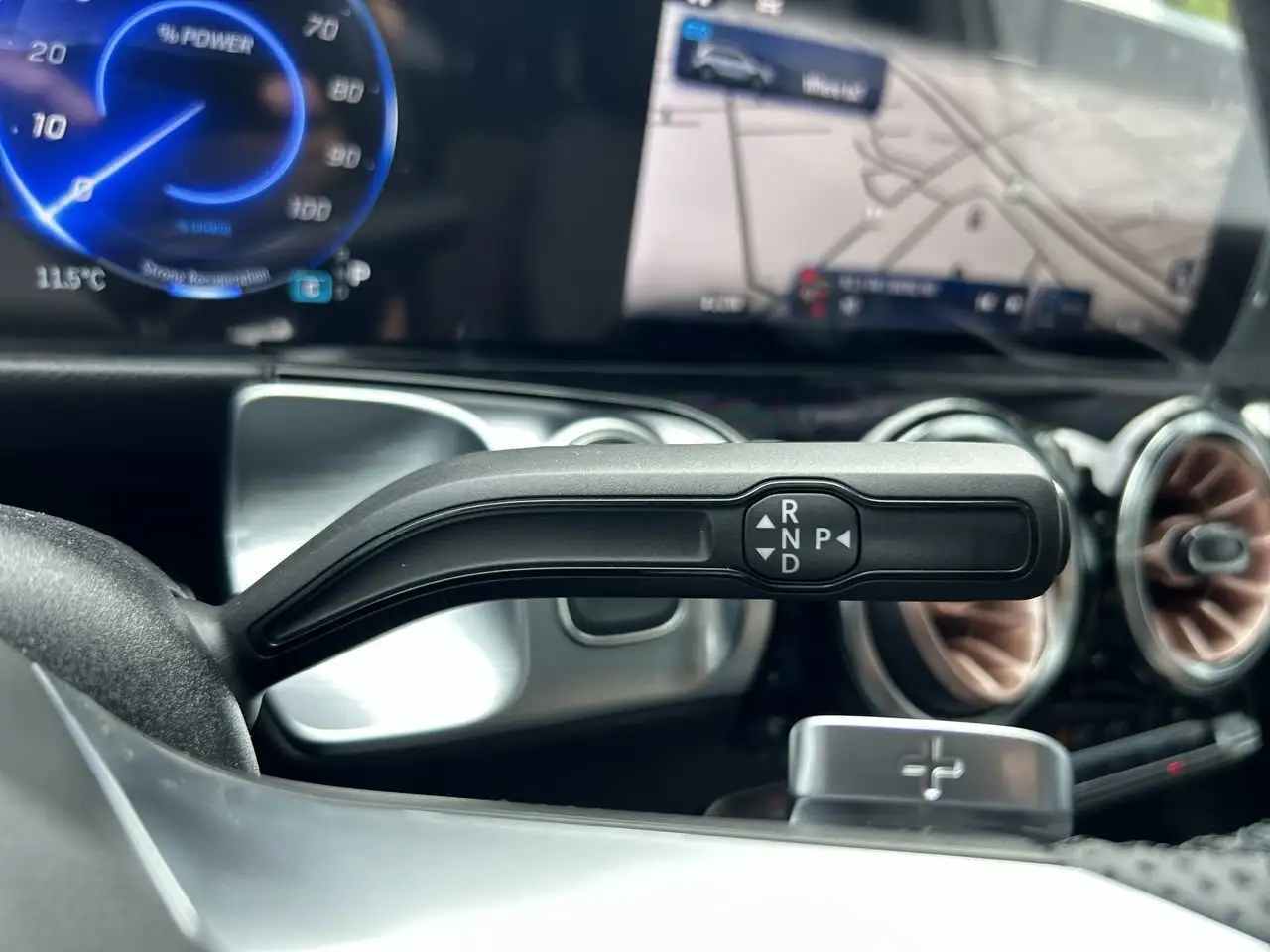 Mercedes-Benz EQB снимка Mercedes-Benz EQB