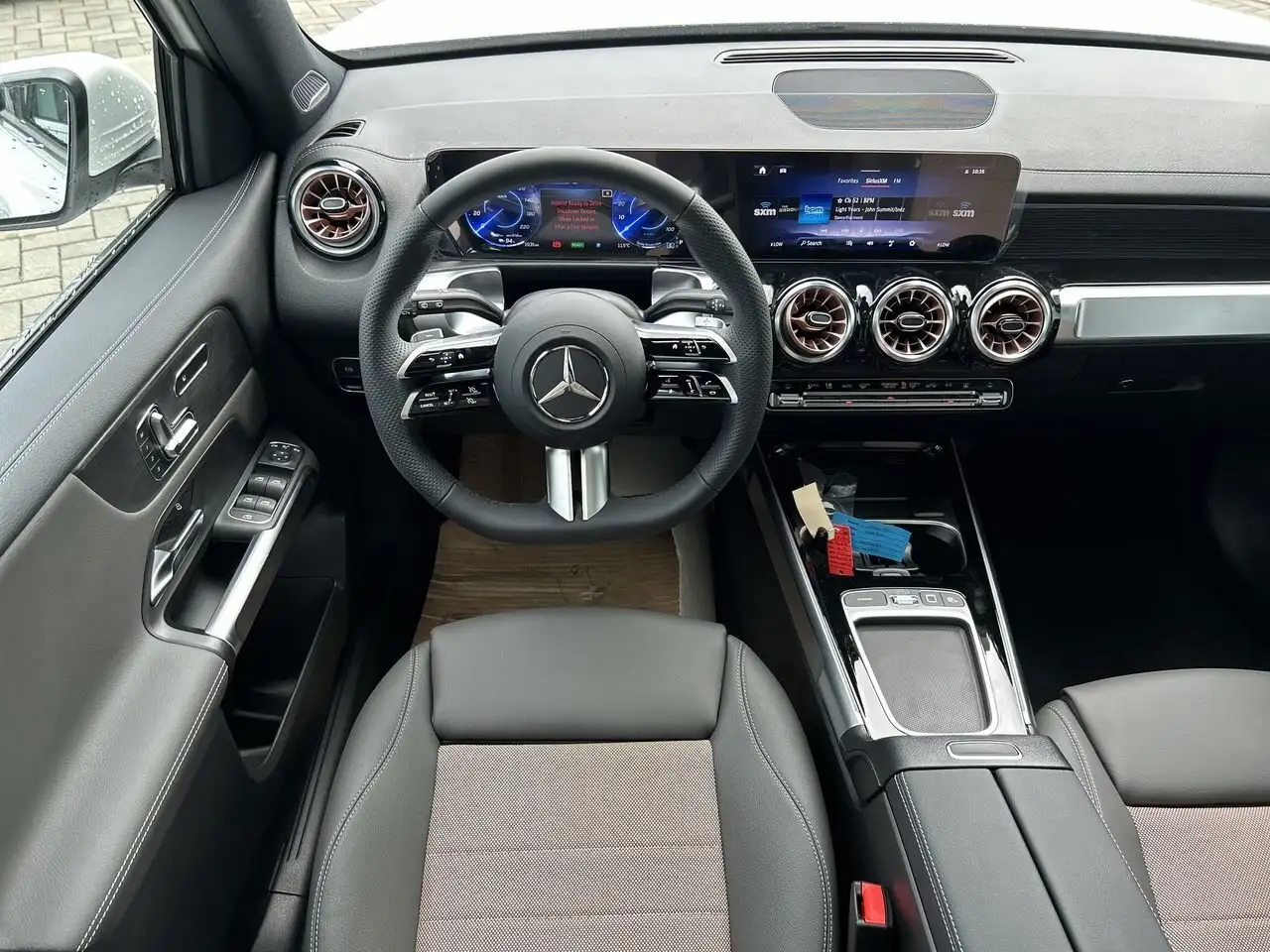 Mercedes-Benz EQB снимка Mercedes-Benz EQB