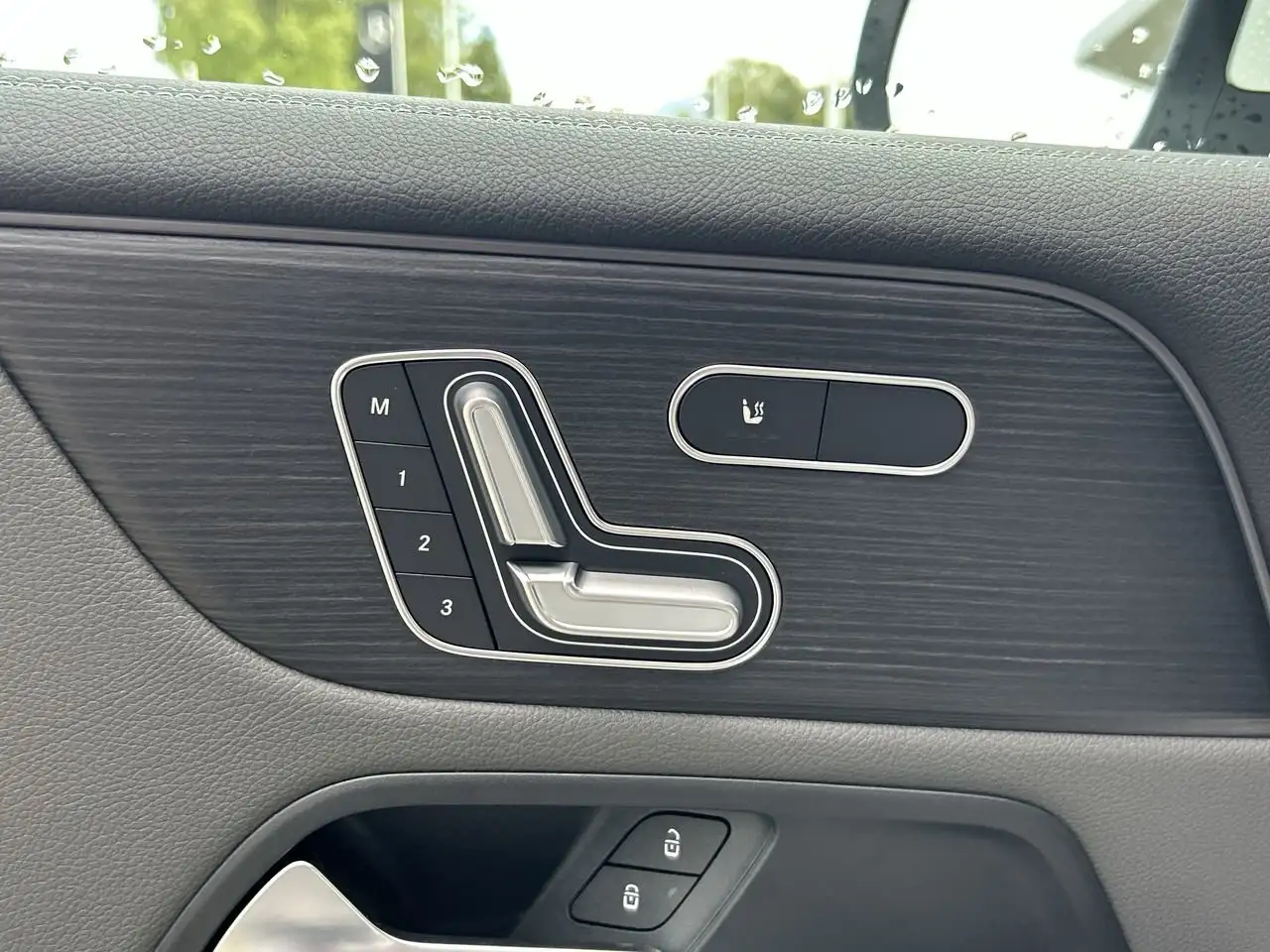 Mercedes-Benz EQB снимка Mercedes-Benz EQB