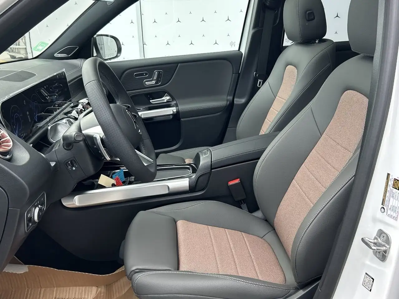 Mercedes-Benz EQB снимка Mercedes-Benz EQB