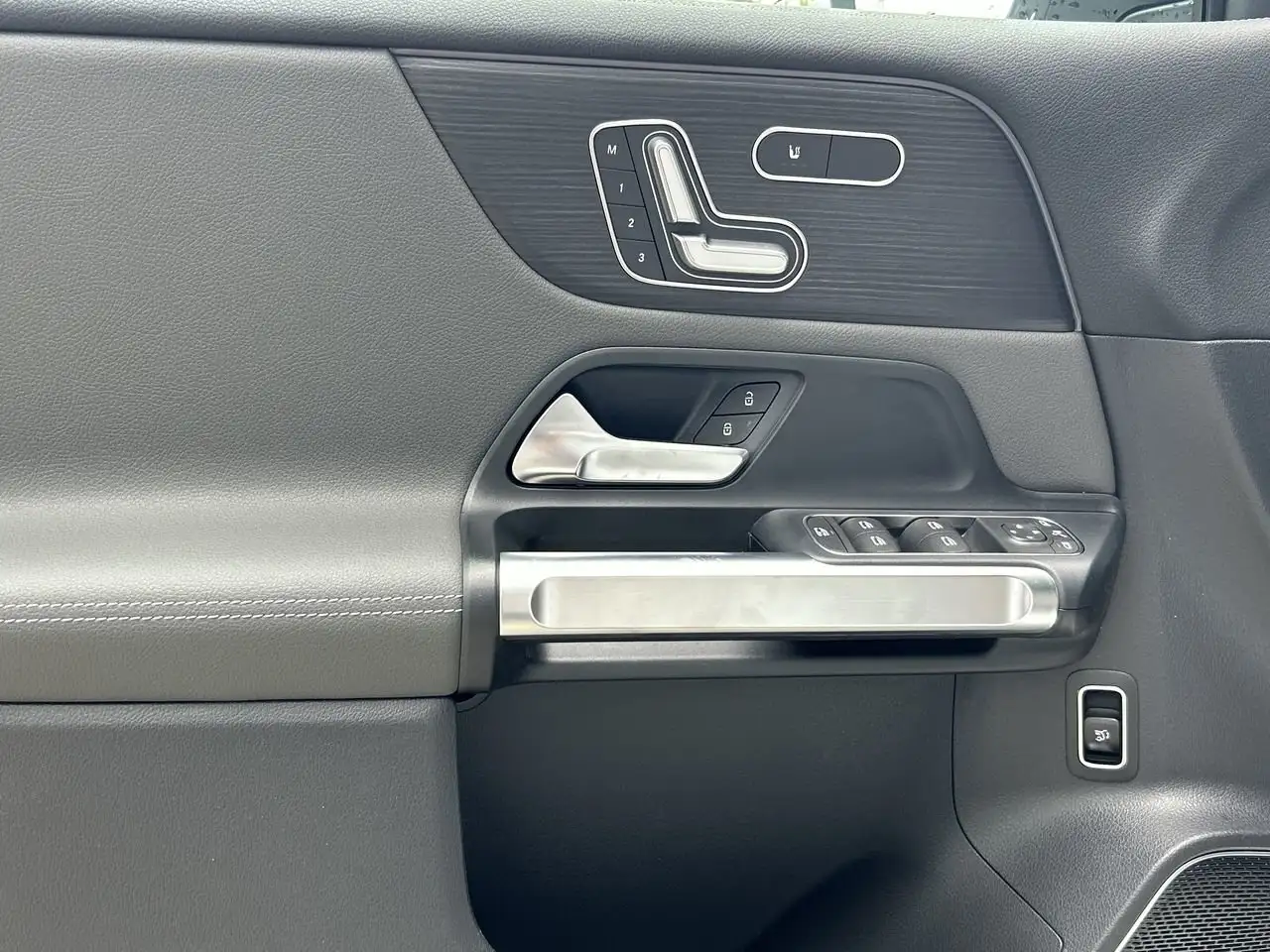 Mercedes-Benz EQB снимка Mercedes-Benz EQB