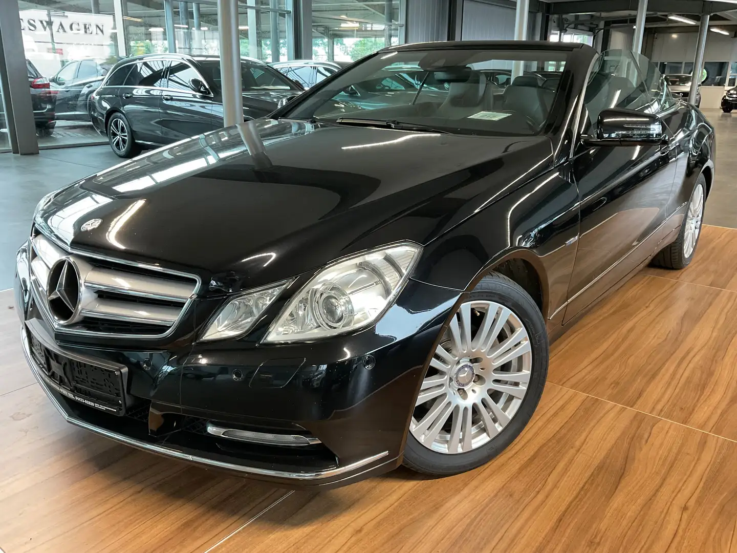 Mercedes-Benz E 200 E 200 CGI BlueEfficiency AIRSCARF/NAVI/FLA/ILS Noir - 1