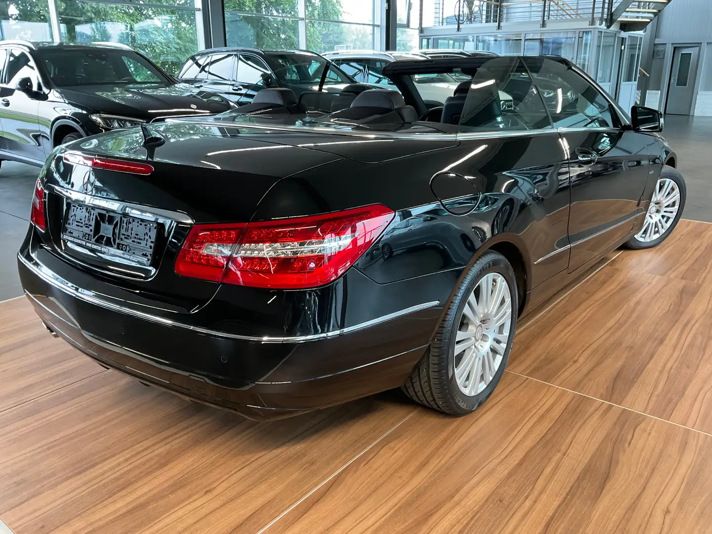 Mercedes-Benz E 200 E 200 CGI BlueEfficiency AIRSCARF/NAVI/FLA/ILS Noir - 2
