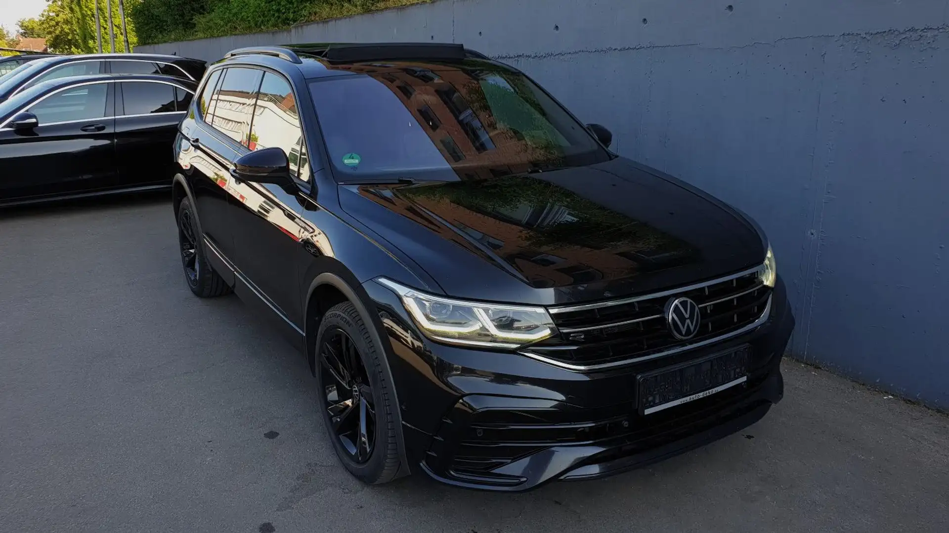 Volkswagen Tiguan Allspace 2.0 TDI DSG 4M 3 R-Line Pano/AHK Schwarz - 2