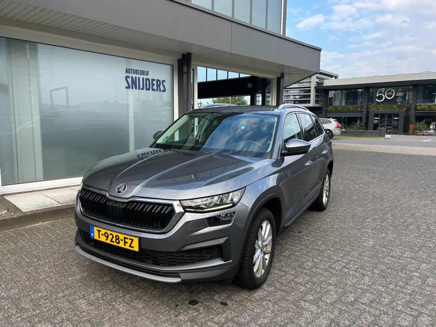 Skoda Kodiaq 1.5 TSI Business Edition Automaat Gris - 2
