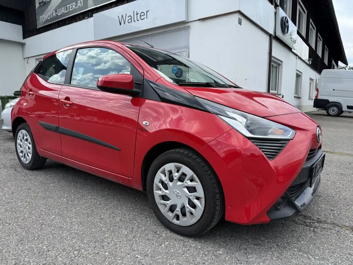 Toyota Aygo x-play Rot - 1