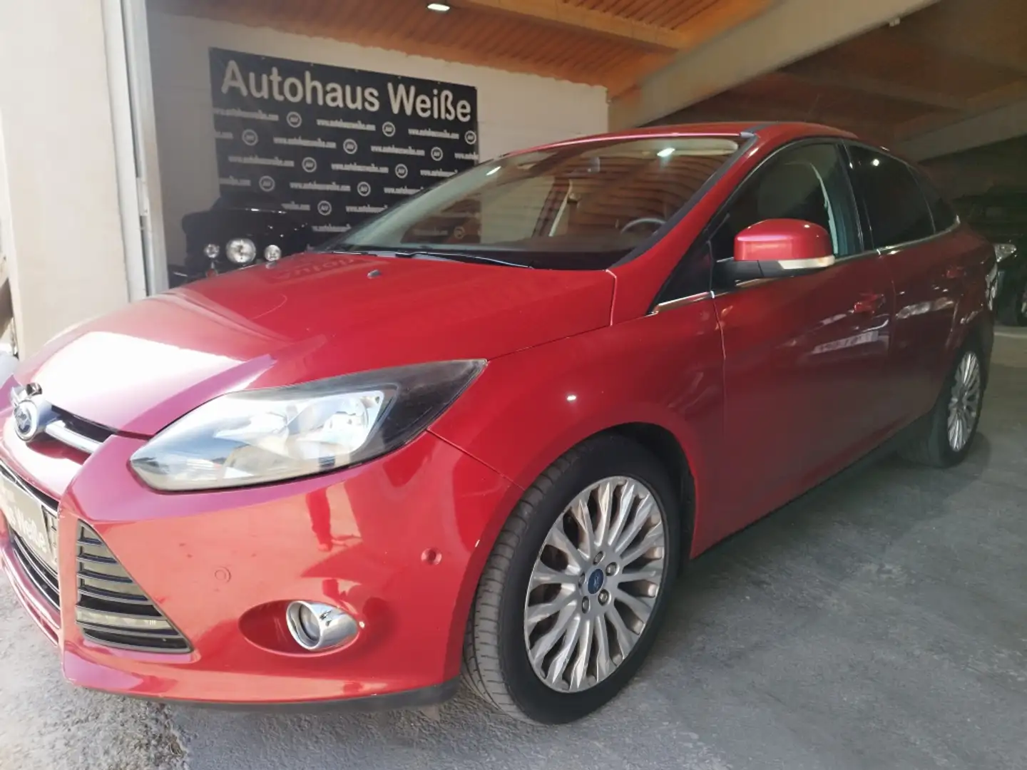 Ford Focus Sedán 1.6TDCi Titanium 115 Rojo - 2