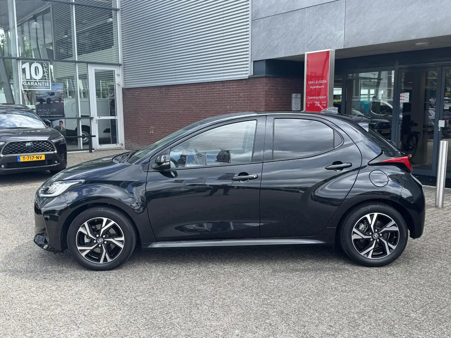 Toyota Yaris Hybrid 115 FIRST EDITION FACELIFT NAVI KEYLESS CLI Zwart - 2