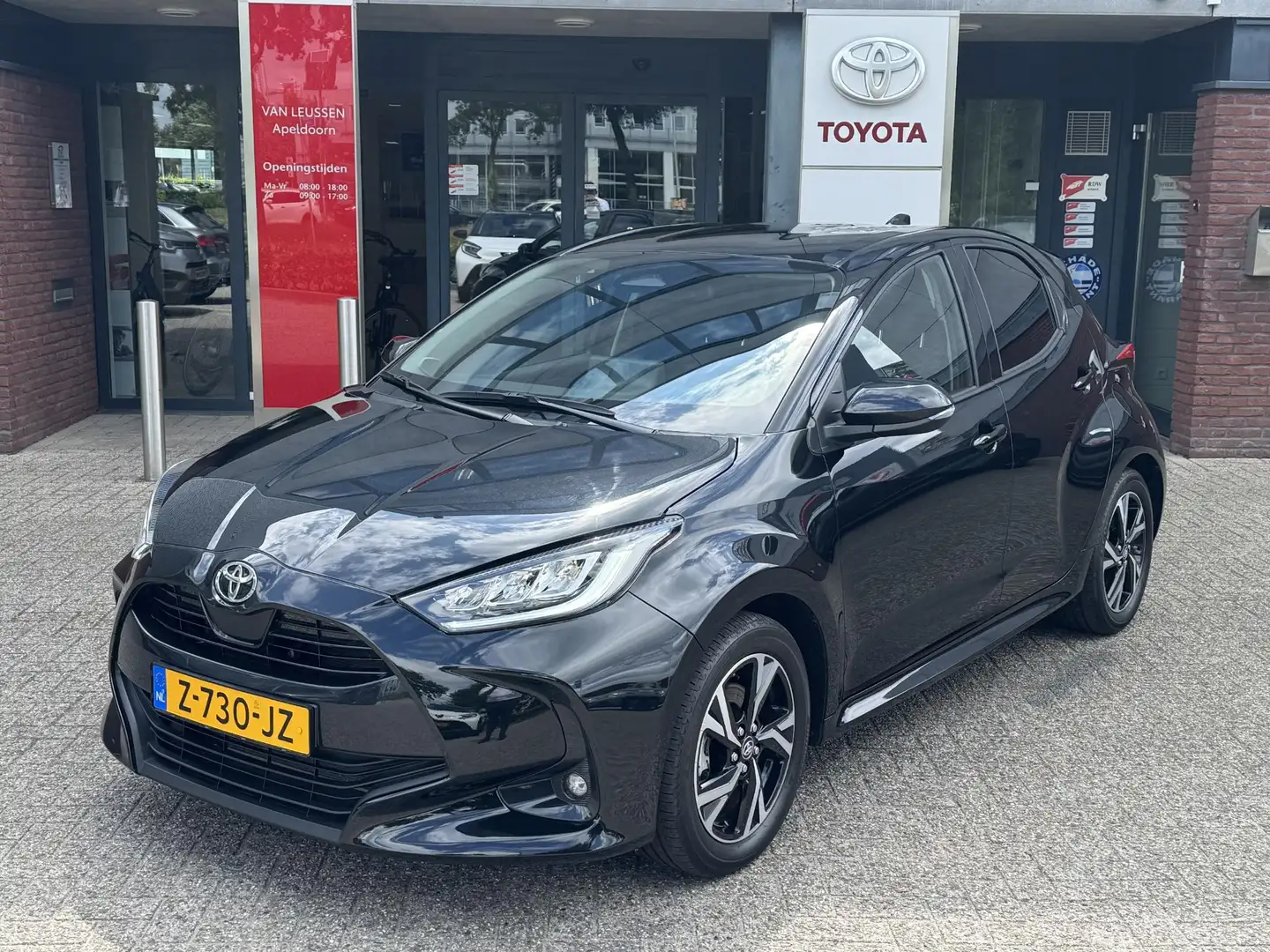 Toyota Yaris Hybrid 115 FIRST EDITION FACELIFT NAVI KEYLESS CLI Zwart - 1