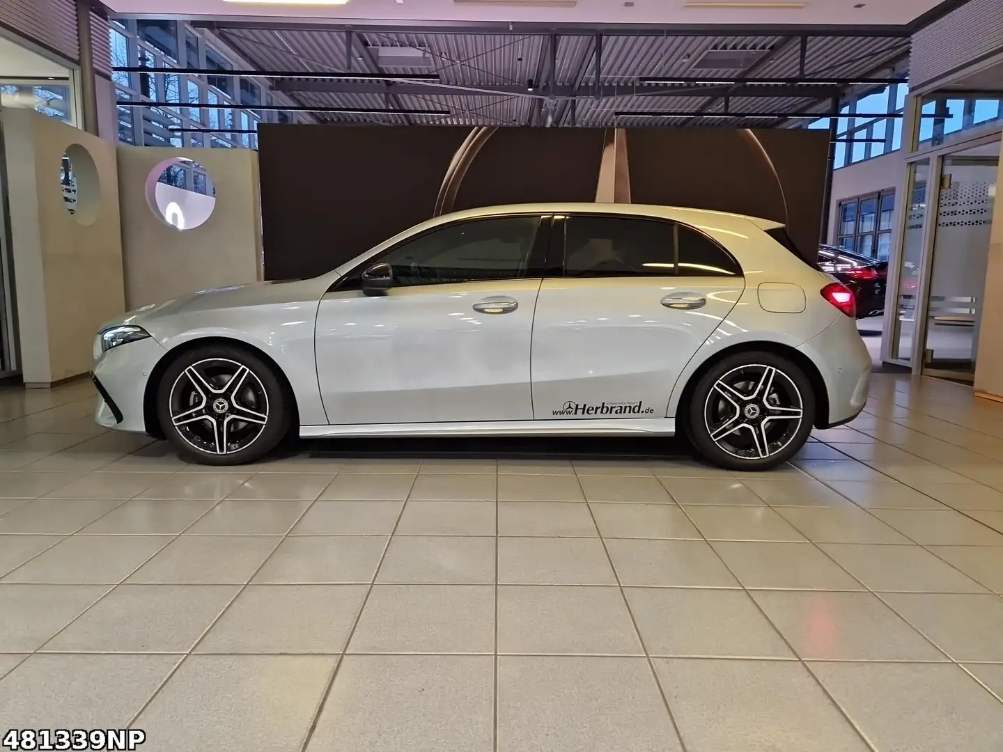 Mercedes-Benz A 200 Kompaktlimousine +AMG+DISTRONIC+MULTIBEAM+ Silber - 2