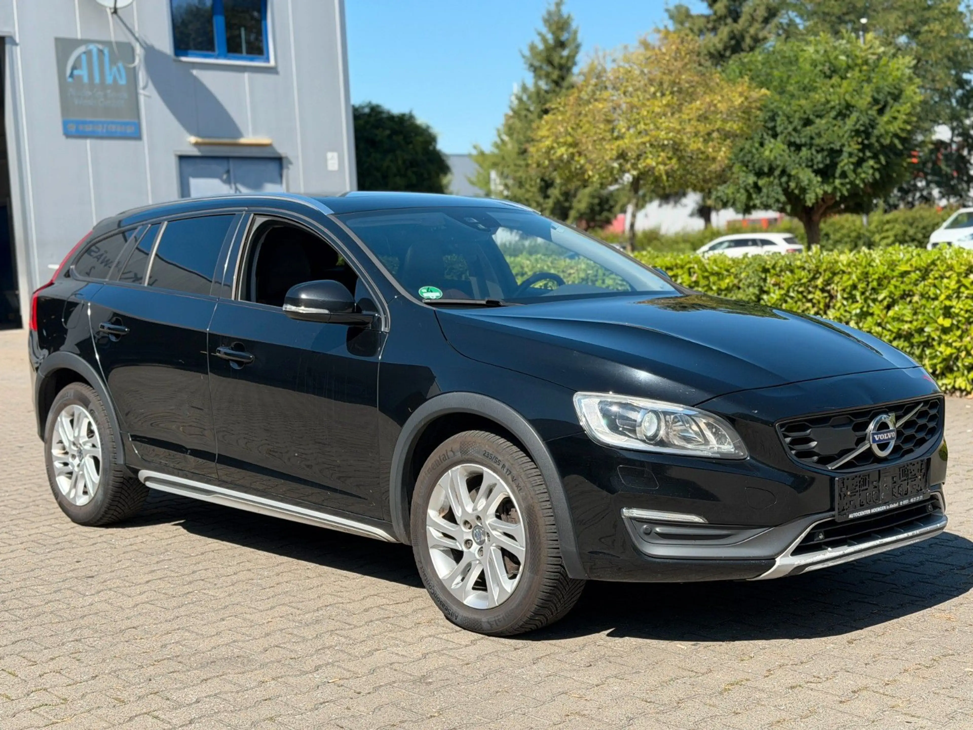 Volvo V60 Cross Country Momentum AWD *Navi *Leder