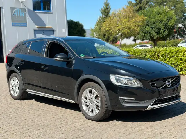Volvo V60 Cross Country Momentum AWD *Navi *Leder