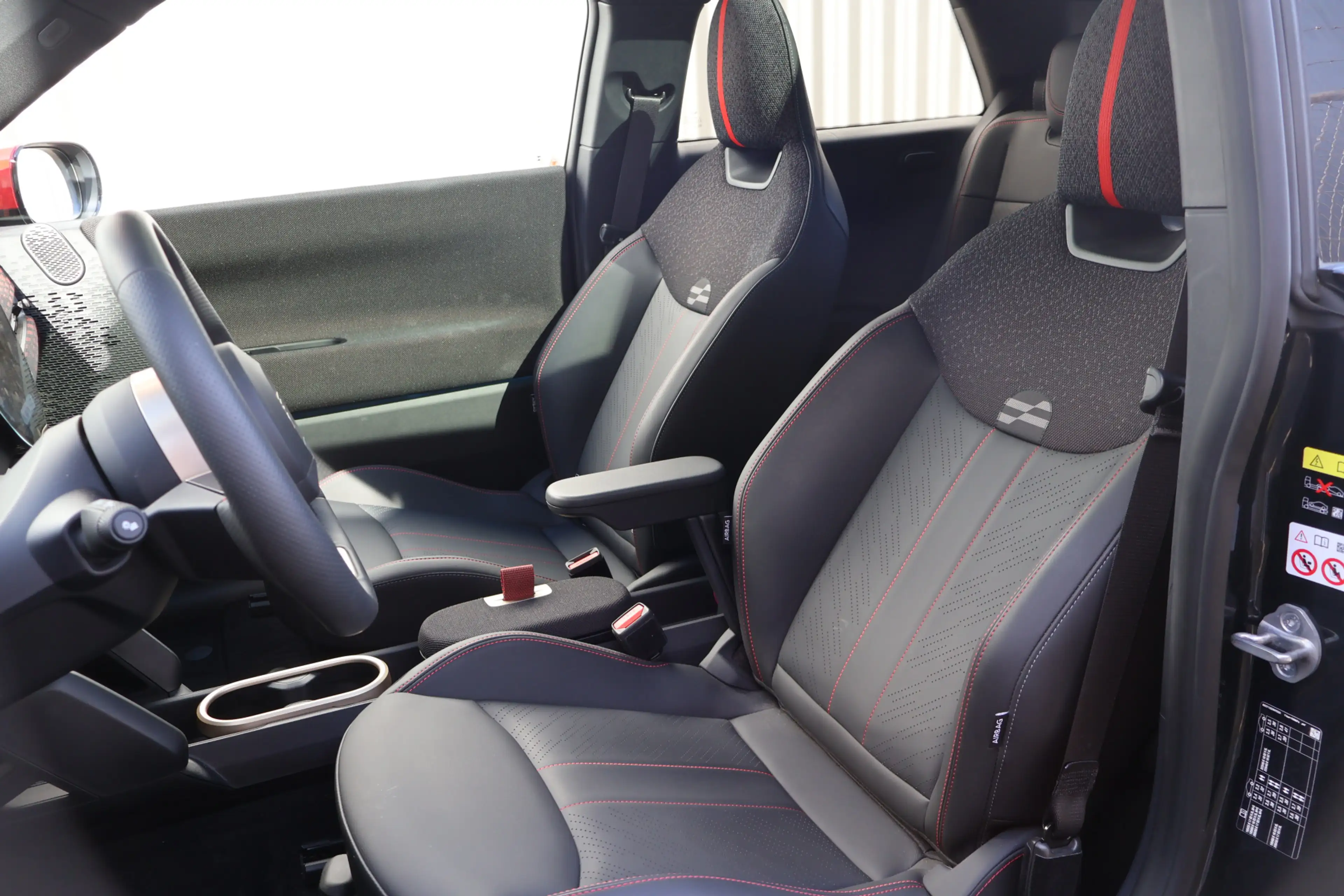MINI Cooper SE Hatchback / John Cooper Works / Pakket M / 18" JCW — photo 4
