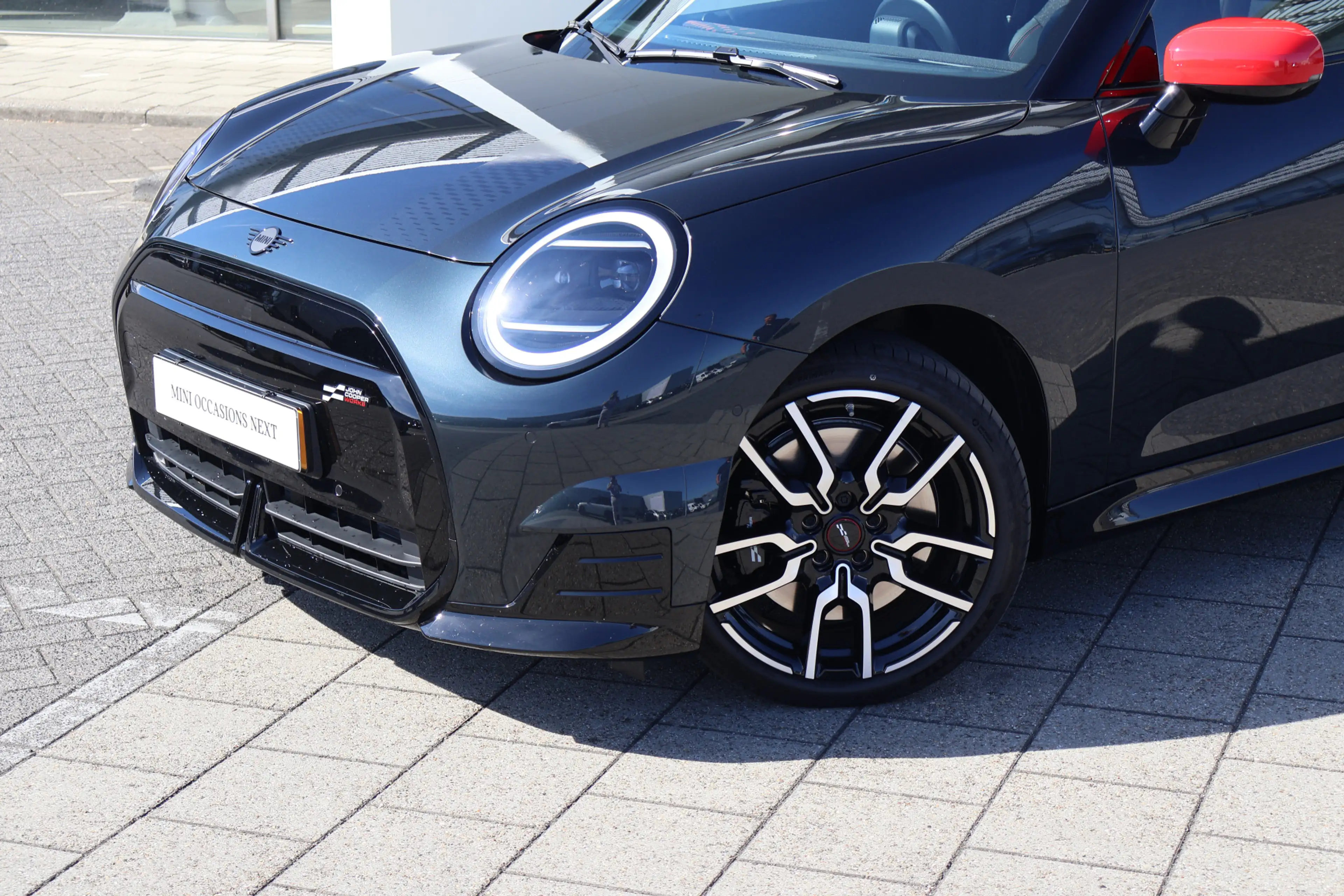 MINI Cooper SE Hatchback / John Cooper Works / Pakket M / 18" JCW — photo 2
