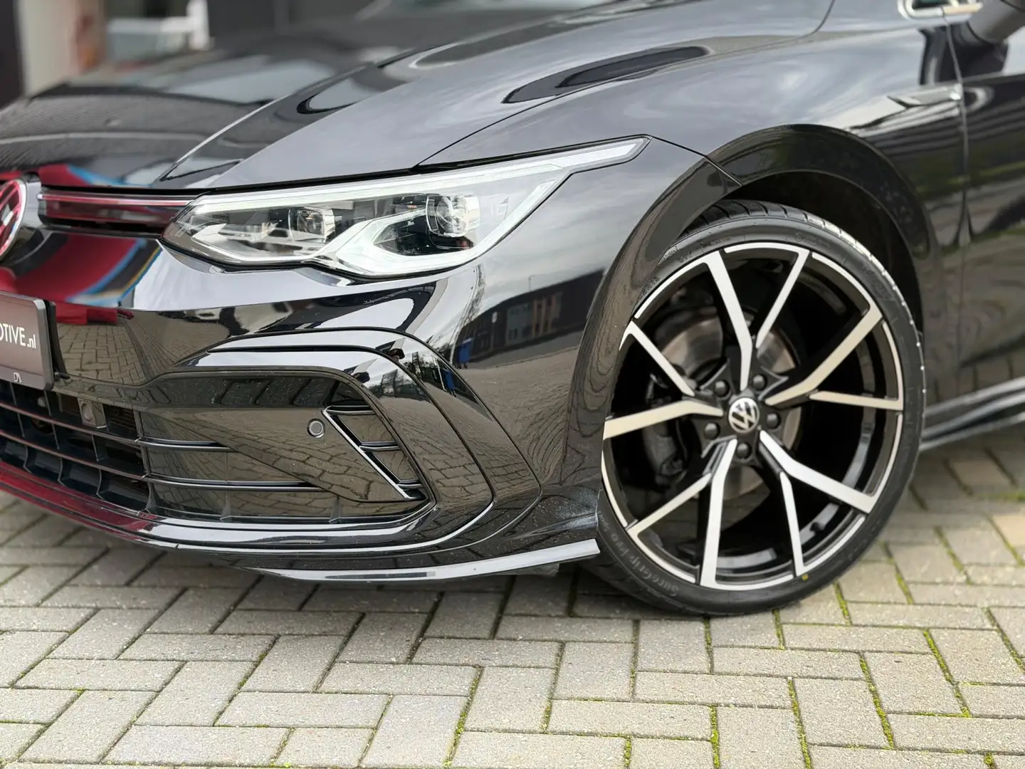 Volkswagen Golf 1.5 eTSI R-Line Panodak, IQ Light Zwart - 2