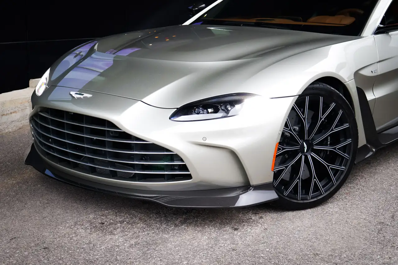 Aston Martin Vantage снимка Aston Martin Vantage