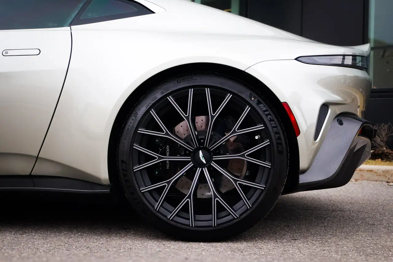 Aston Martin Vantage снимка Aston Martin Vantage
